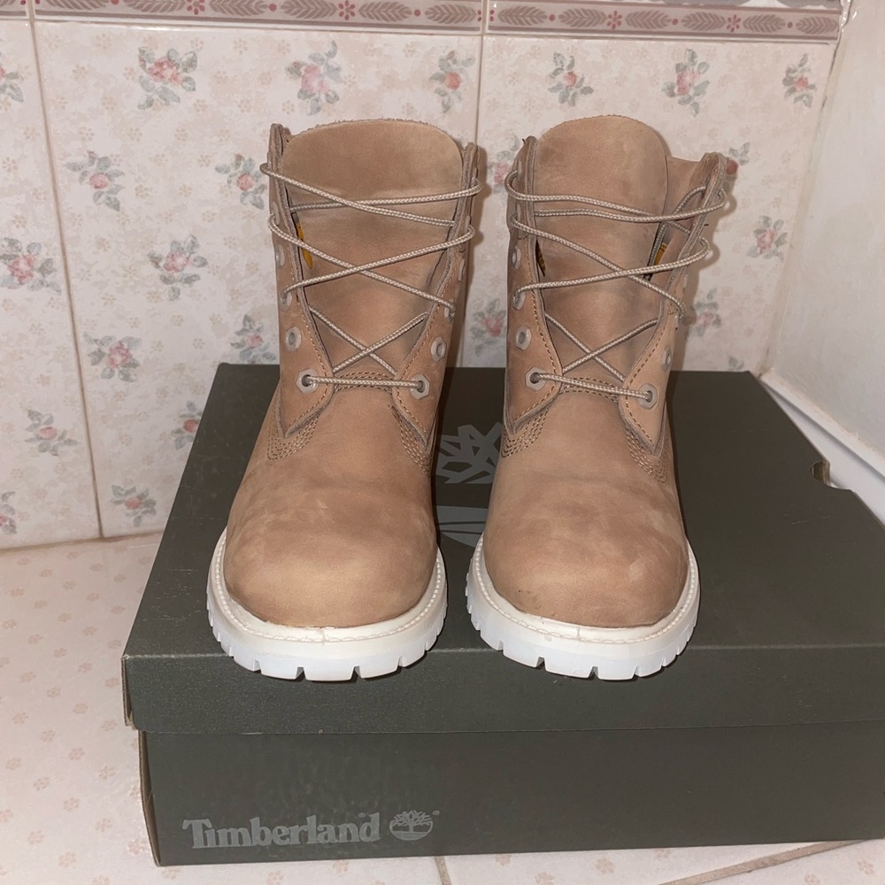 Timberland Nude/White Boots ❄️ - Picture 4 of 11